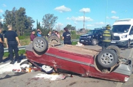 Volcó un auto en la autopista a Santa Fe: una pareja y dos niños heridos