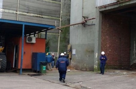 Bomberos y rescatistas trabajan para hallar un obrero desaparecido en un silo de la empresa Bunge