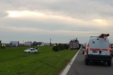 Funes: Un remiss volcó en la autopista, no hubo que lamentar víctimas