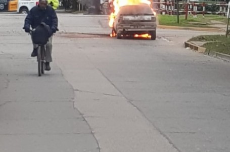 Se incendió un Renault 11 gris en Tomás de la Torre y Elorza