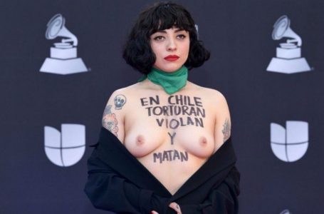 Grammy Latinos 2019: Mon Laferte protestó en topless contra la represión en Chile