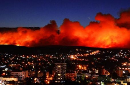 Incendio en Villa Carlos Paz: 3 bomberos heridos y 26 evacuados