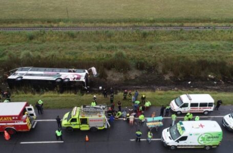 Dos muertos y al menos 20 heridos al volcar un micro en la Autovía 2