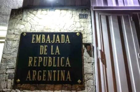 La dictadura chavista vuelve a cortar la luz en la embajada argentina en Caracas después de negar su asedio