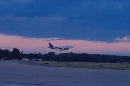 El primer vuelo directo Lima-Rosario llegó a las 6.20 con 100 pasajeros