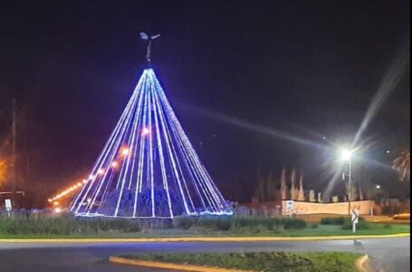 Se enciende el tradicional Arbolito de Navidad de Irigoyen y Fuerza Aérea