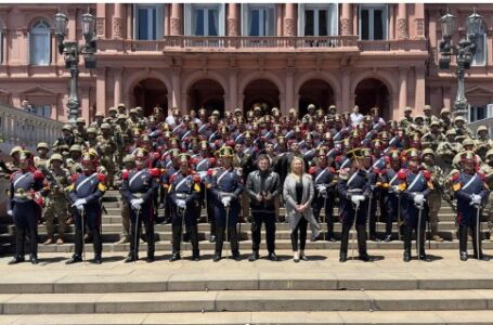 Javier Milei celebró el bicentenario de la guardia de granaderos al ritmo de “Panic Show”