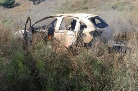 Funes: Incendiaron un auto y huyeron