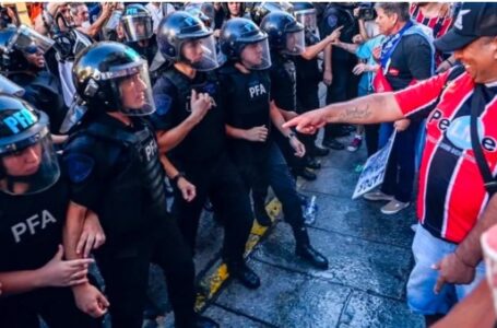 Horas antes de la marcha de hinchas y jubilados, el Gobierno endureció el derecho de admisión